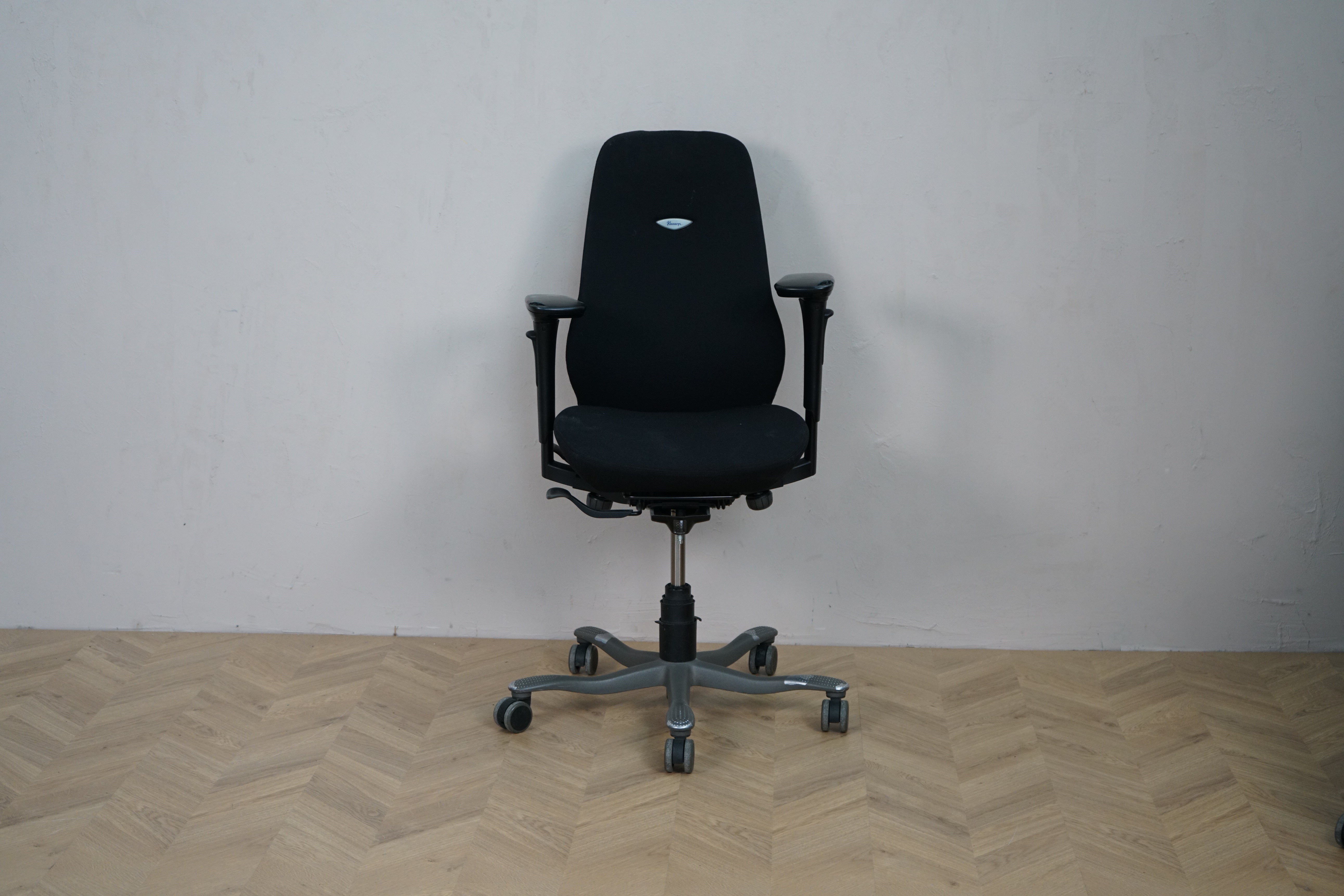 Kinnarps 6000 Free Float kontorstol i sort med armlæn – set forfra